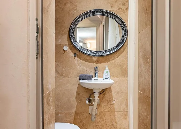 стефани Daire *